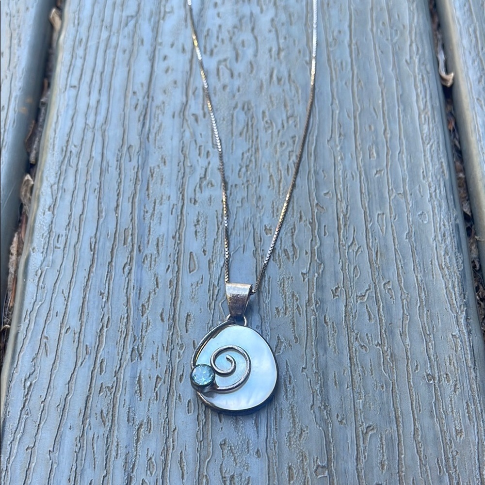 Elegant Silver Pendant Necklace - Picture 4 of 6